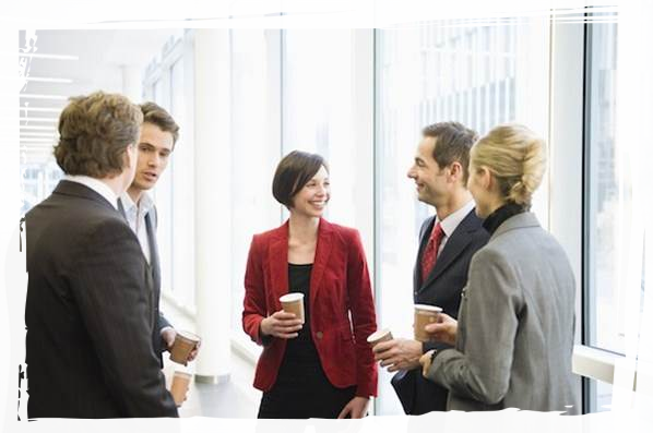 Personal de oficina charlando en pasillo