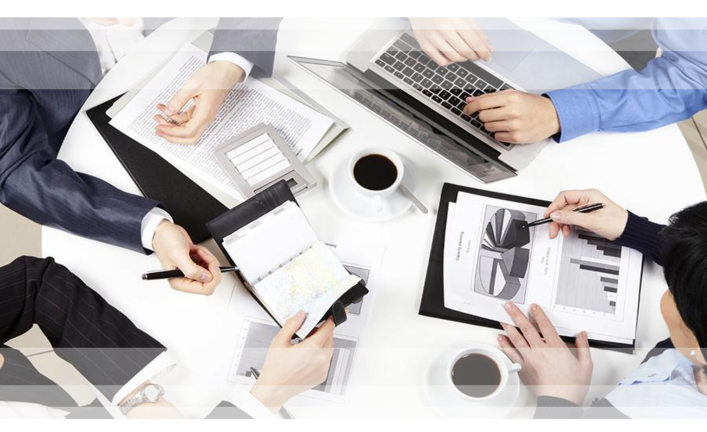 Equipo de trabajo valuando puestos