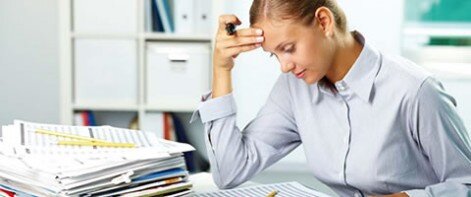 Chica analizando documentos