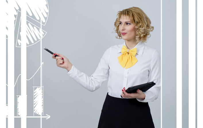 Ejecutiva tomando la cultura empresarial en sus manos